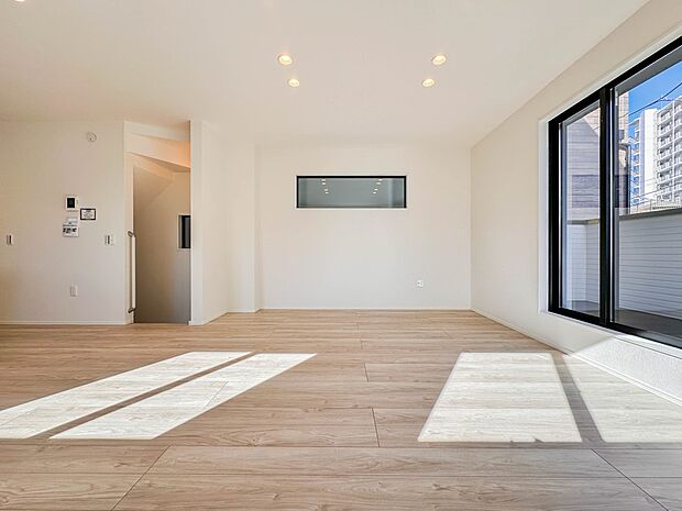 【TVエリア】右手には青空、左手にはお料理する奥様、そして正面にはTV、なんてことないこの風景が幸せですよね。