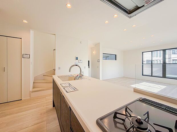 【ダイニングキッチン】会話でホッとコミュニケーションできるリビング。料理でホッとハピネスになるキッチンなど。人をホッとさせる最新設備・仕様を採用しています。