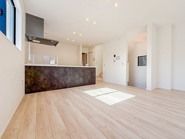 【ダイニング】忙しい朝でも家族揃って食事をしたいゆとりあるダイニングスペース。