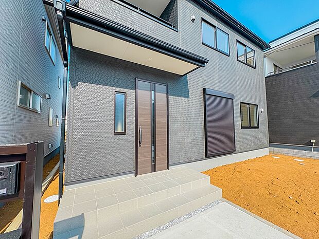 【玄関】家の顔となる玄関は、高いデザイン性が求められます。高級感と断熱性、防犯性に優れた玄関ドアを標準装備。ピッキング対策のセキュリティサムターン等、防犯に考慮しました。