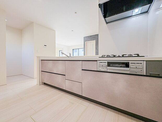 【キッチン】ナチュラルな自然光の中での調理。会話が弾む対面型キッチン。お洒落な食器類を余裕で収納できるスペース。動きやすい女性目線のキッチン動線。これからはお料理をつくる時間が劇的に変わりま…