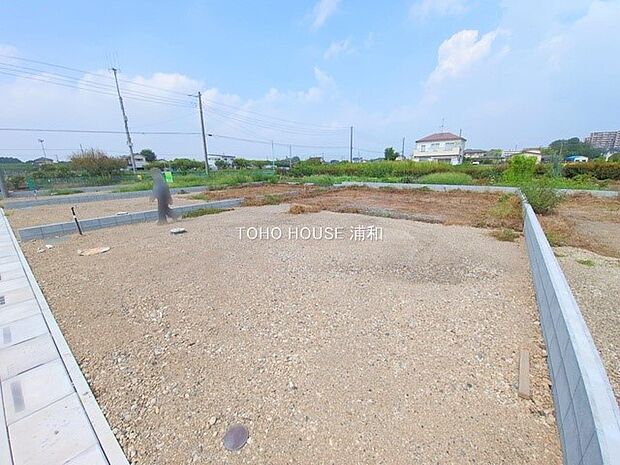 【現地】陽当りが良いと、洗濯物が乾きやすいですし、湿気やカビの心配も減るので快適です。寒い冬の日でも、日差しが届くと家の中が暖かくなりますね。