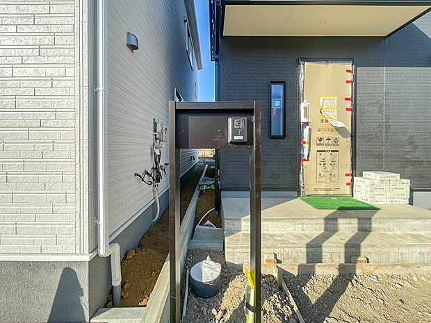 【インターフォン】カメラ付きインターホンで不審者を確認できます。