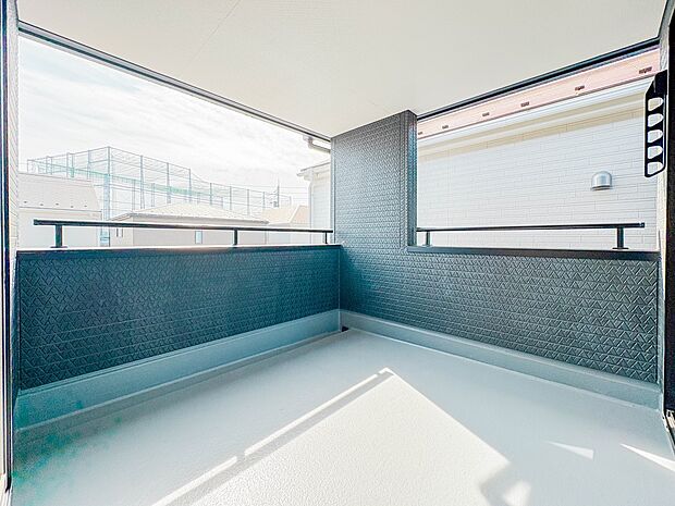 【バルコニー】 バルコニーから差し込む陽光・通風は、住環境・快適性と共に有り続ける貴重な「財産」です。