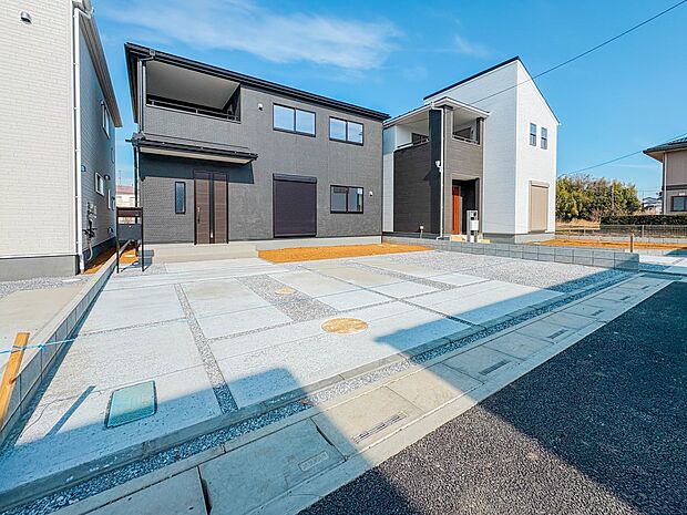 【駐車場】毎日の生活にマイカーが必須という方は、購入を検討する際、駐車場があることは大事な条件です。毎日の通勤や家族の送迎、買い物やお出かけなどクルマのある暮らしを満喫したい方は要チェック。…