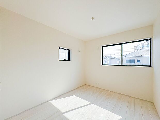 【和室5.34帖】 畳には音を吸収する作用があるので、元気いっぱいのお子さんの遊び場所として、最適な空間となるでしょう。また、クッション性があるのでお子さんが転んでケガをするリスクを軽減し…