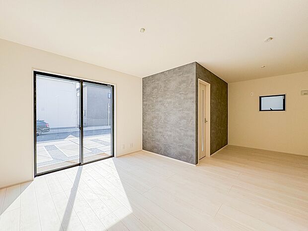 【LDK16帖+和室4.5帖】シンプルなデザインの家は風情がある。住む人のこだわりを感じる。外観も内装もいたってシンプル。居心地がよく、家事や趣味、子育てなどにも集中できる。家も人間も熟成す…