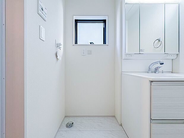 【ランドリースペース】毎日使う洗濯機。しっかりと奥行きのある置き場が確保されています。