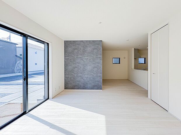 【LDK16帖+和室4.5帖】会話でホッとコミュニケーションできるリビング。料理でホッとハピネスになるキッチンなど。人をホッとさせる最新設備・仕様を採用しています。