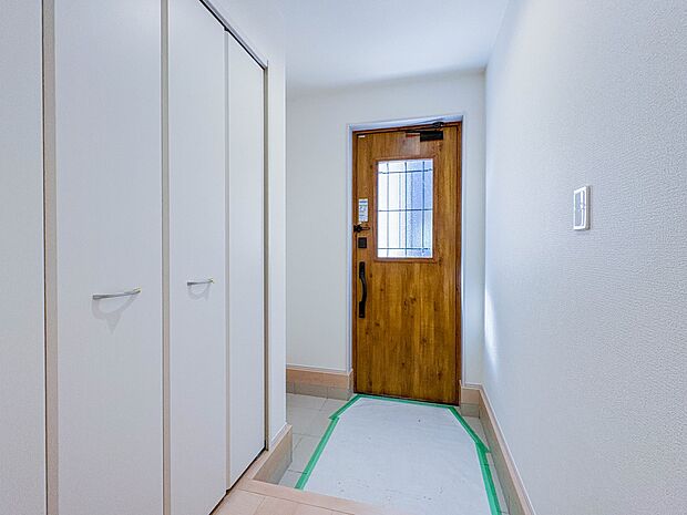 【玄関】玄関はおうちの顔と言われます。玄関アプローチは、外観デザインの印象を左右します。ご家族の個性を出しながら、素敵な玄関でお客様をお迎えしてください。