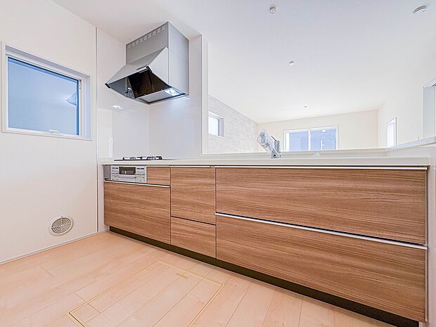 【キッチン】ナチュラルな自然光の中での調理。会話が弾む対面型キッチン。お洒落な食器類を余裕で収納できるスペース。動きやすい女性目線のキッチン動線。これからはお料理をつくる時間が劇的に変わりま…