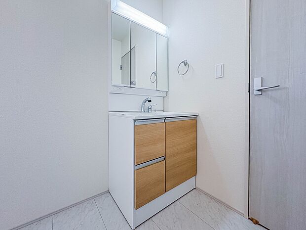 【三面鏡洗面化粧台】 ミラーを手前に引けば、楽な姿勢で髭剃りやメイクができます。合わせ鏡にすればヘアスタイルのチェックもラクラク。洗面化粧台のミラー裏にはたっぷり入る収納スペースを設けてい…