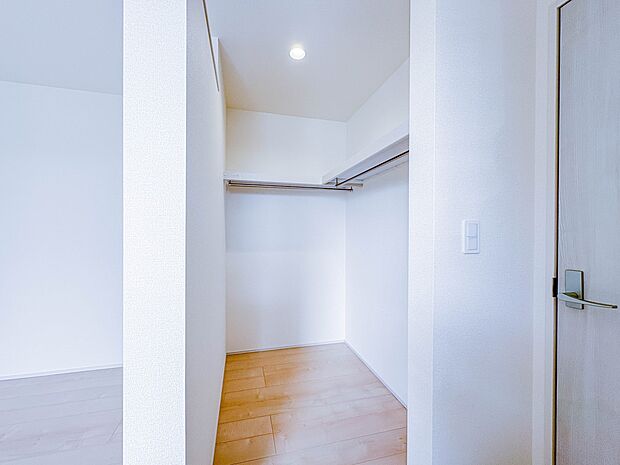 【WIC(ウォークインクローゼット)】 たくさんの洋服をかけてもシワになりにくいウォークインクローゼット。洋服以外にも、普段使わない家電やスーツケース、ストック品など何でも片付く嬉しい空間…