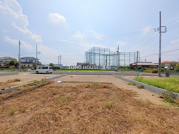 【現地外観】家族の温かさと陽光の暖かさ、楽しい毎日と明るい未来を予感させる「空間が織り成すひとつ先の住み心地」を演出します。