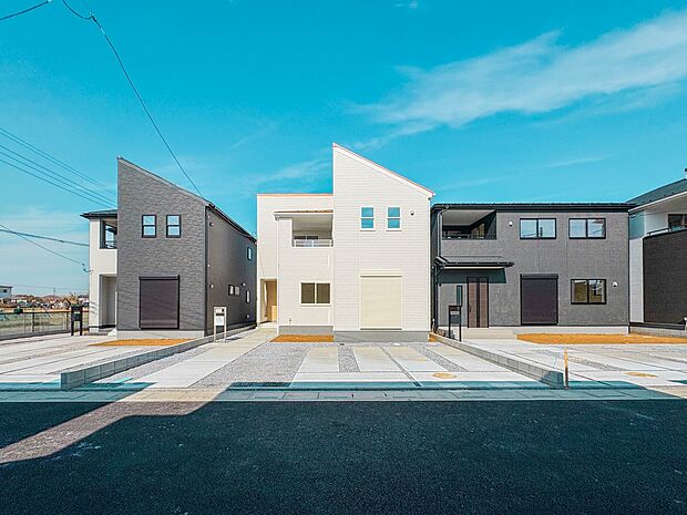 【Frontal road-前面道路-】静かな通りに面した本物件は、落ち着いて暮らすことができます。 閑静な住宅街で比較的車の通りも少ないのでお子様も安心です。