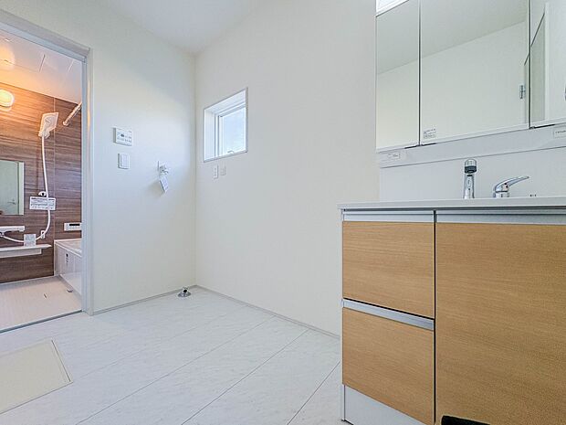 【ランドリースペース】毎日使う洗濯機。しっかりと奥行きのある置き場が確保されています。