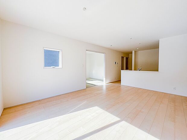 【LDK16.5帖+和室4.5帖】シンプルなデザインの家は風情がある。住む人のこだわりを感じる。外観も内装もいたってシンプル。居心地がよく、家事や趣味、子育てなどにも集中できる。家も人間も熟…