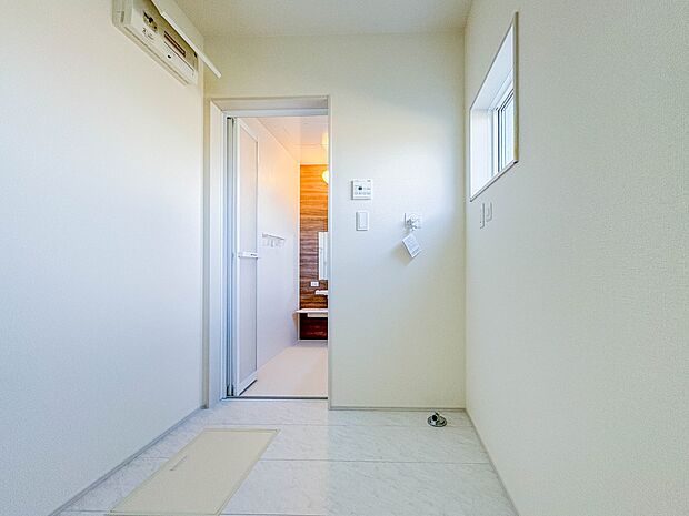 【脱衣所】洗面所は小さなプライベートスペース。歯磨き、洗顔と毎日施す個人空間。