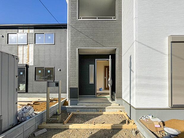 【玄関】家の顔となる玄関は、高いデザイン性が求められます。高級感と断熱性、防犯性に優れた玄関ドアを標準装備。ピッキング対策のセキュリティサムターン等、防犯に考慮しました。