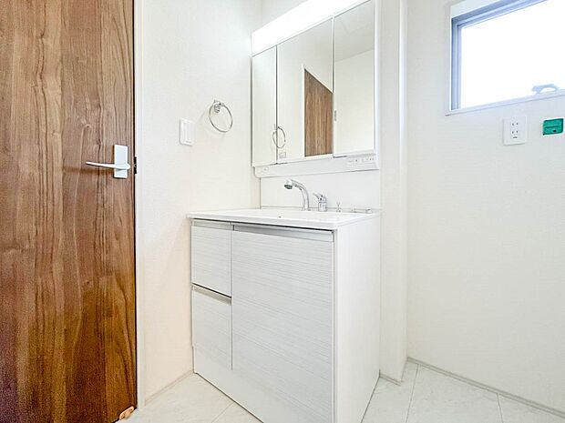 【三面鏡洗面化粧台】  ミラーを手前に引けば、楽な姿勢で髭剃りやメイクができます。合わせ鏡にすればヘアスタイルのチェックもラクラク。洗面化粧台のミラー裏にはたっぷり入る収納スペースを設けてい…