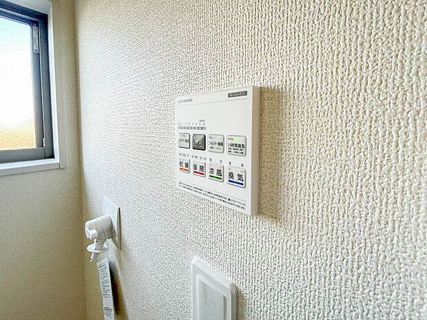 【浴室暖房乾燥機】  雨の日の部屋干しは乾きにくく、生乾きの臭いが気になります。浴室暖房乾燥機があればそんな心配はいりません。換気や暖房機能もあるのでカビの発生や寒い日のヒートショックも防ぎ…