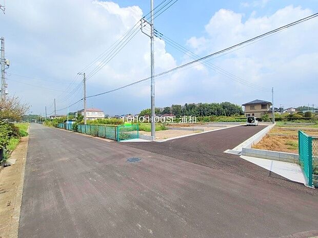 【前面道路】家の前をまっすぐの通りが走っている。クルマは少なく、人々は毎朝、ウォーキング、ジョギング、犬の散歩など、フリーな朝時間を過ごしている。