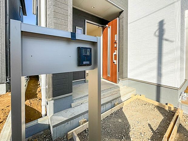 【インターフォン】カメラ付きインターホンで不審者を確認できます。