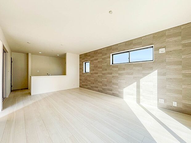 【LDK17帖＋和室4.5帖】シンプルなデザインの家は風情がある。住む人のこだわりを感じる。外観も内装もいたってシンプル。居心地がよく、家事や趣味、子育てなどにも集中できる。家も人間も熟成す…