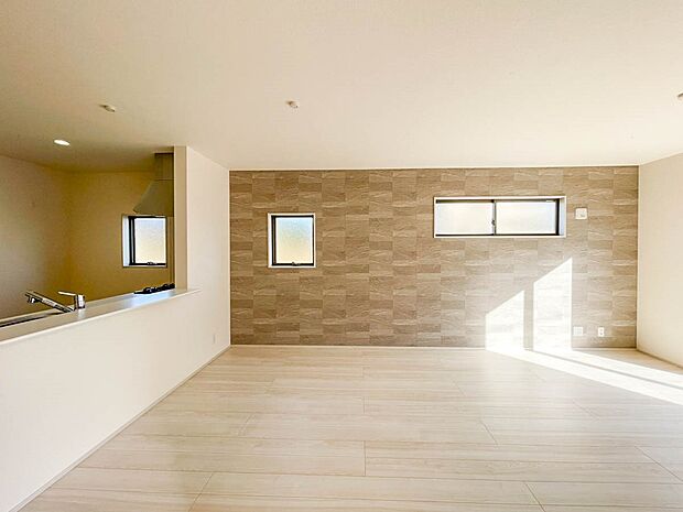 【LDK17帖＋和室4.5帖】会話でホッとコミュニケーションできるリビング。料理でホッとハピネスになるキッチンなど。人をホッとさせる最新設備・仕様を採用しています。