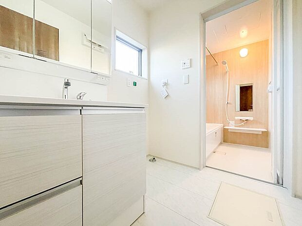 【脱衣所】洗面所は小さなプライベートスペース。歯磨き、洗顔と毎日施す個人空間。