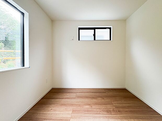 3号棟【洋室4.5帖】お子様のお部屋にぴったりなクロークを備えたフローリング仕様の洋室です。