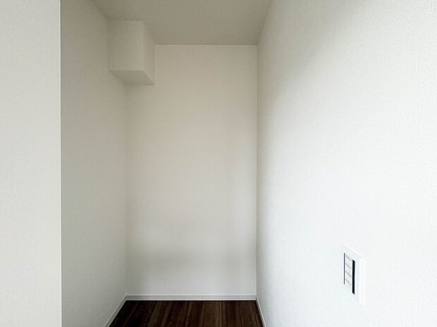 3号棟【WIC】WICのメリットの1つ目は、1箇所にまとめて収納が出来ること。2つ目は、衣替えが必要ないこと。3つ目は、扉が少なくなり室内がスッキリ見えること。