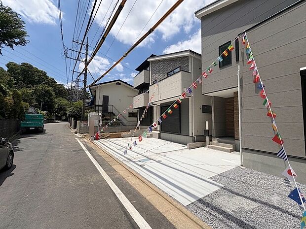 3号棟【前面道路5.25m】家の前をまっすぐの通りが走っている。クルマは少なく、人々は毎朝、ウォーキング、ジョギング、犬の散歩など、フリーな朝時間を過ごしている。
