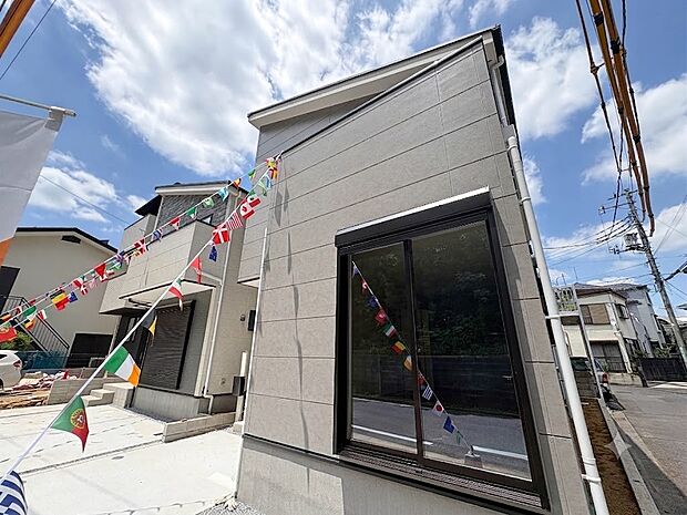 3号棟【現地外観】堂々たる趣ながら、主張し過ぎずどこか余裕を感じさせるシャープなフォルムで佇む邸宅は、晴天の空と照らし合わせる事で、本来あるべき完成形の姿を見せてくれます。