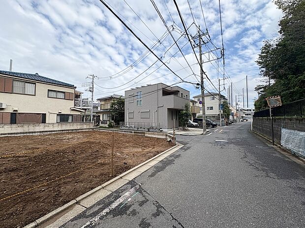 3号棟【前面道路5.25ｍ】家の前をまっすぐの通りが走っている。クルマは少なく、人々は毎朝、ウォーキング、ジョギング、犬の散歩など、フリーな朝時間を過ごしている。