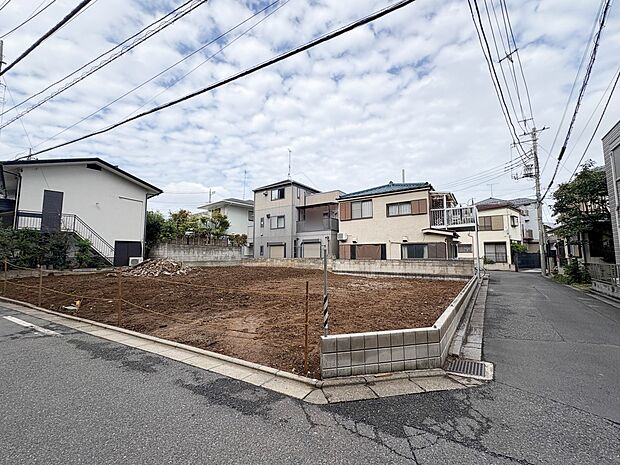 3号棟【現地外観】堂々たる趣ながら、主張し過ぎずどこか余裕を感じさせるシャープなフォルムで佇む邸宅は、晴天の空と照らし合わせる事で、本来あるべき完成形の姿を見せてくれます。