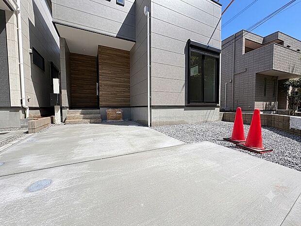 3号棟【駐車場】毎日の生活にマイカーが必須という方は、購入を検討する際、駐車場があることは大事な条件です。毎日の通勤や家族の送迎、買い物やお出かけなどクルマのある暮らしを満喫したい方は要チェ…
