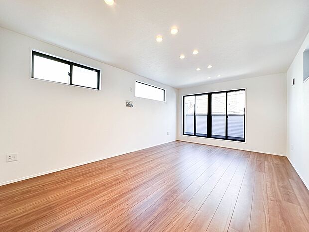 【Living room-リビングルーム-】お子様と会話をしながら家事ができるカウンターキッチン。いま手があいているか、忙しそうなのか相手の様子を伺いながらコミュニケーションをとる訓練にもな…