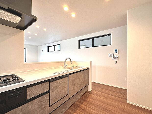 【キッチン】カウンターキッチンは広くて収納力もあるので、快適に料理をすることができます。食器や炊事用具を手の届くところに配置しやすいため調理もスピーディーですよ。