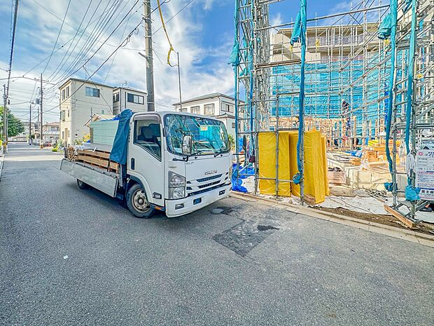 【Frontal road-前面道路-】  静かな通りに面した本物件は、落ち着いて暮らすことができます。  閑静な住宅街で比較的車の通りも少ないのでお子様も安心です。