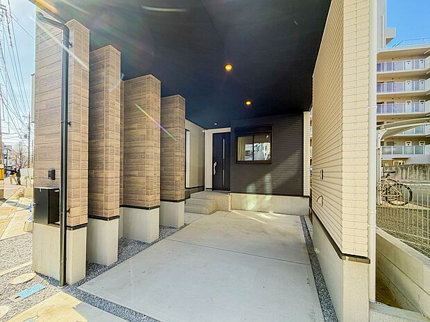 【駐車場】ビルトインガレージなら「野ざらし、雨ざらし、吹きさらし」になりません。汚れやいたみは減り、車の掃除もラクになります。