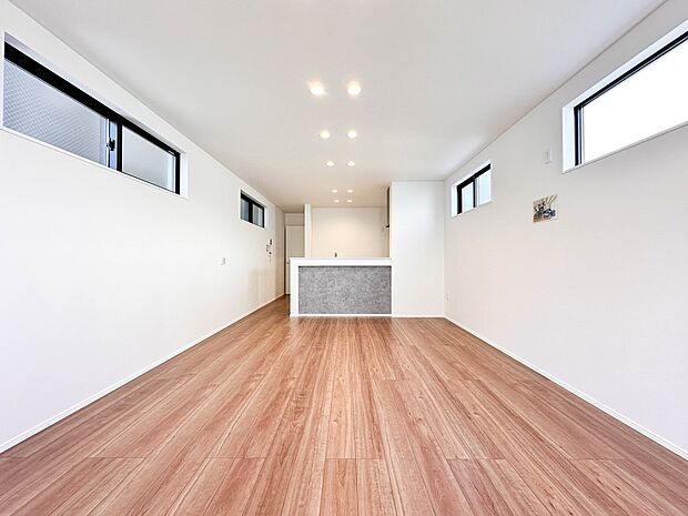 【ダイニング】忙しい朝でも家族揃って食事をしたいゆとりあるダイニングスペース。