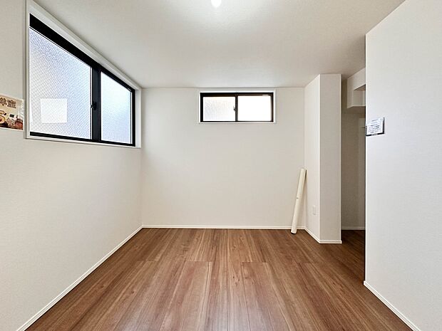 【リビング以外の居室】独立性を高めたお部屋。たっぷりの収納も配備しており、片付いた空間を現実出来そう。陽光も降り注ぐ明るく開放的な空間が魅力的。