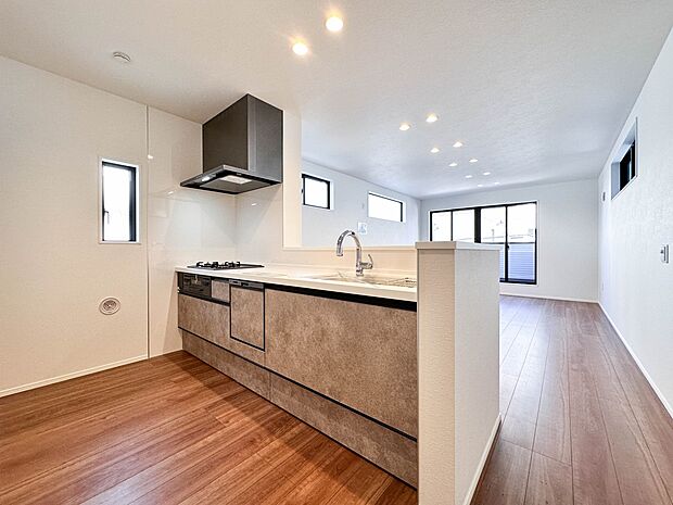 【ダイニングキッチン】料理をしながら、後片付けをしながら二人で会話を楽しみたい空間。