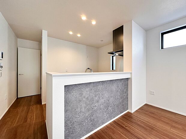 【ダイニングキッチン】会話でホッとコミュニケーションできるリビング。料理でホッとハピネスになるキッチンなど。人をホッとさせる最新設備・仕様を採用しています。