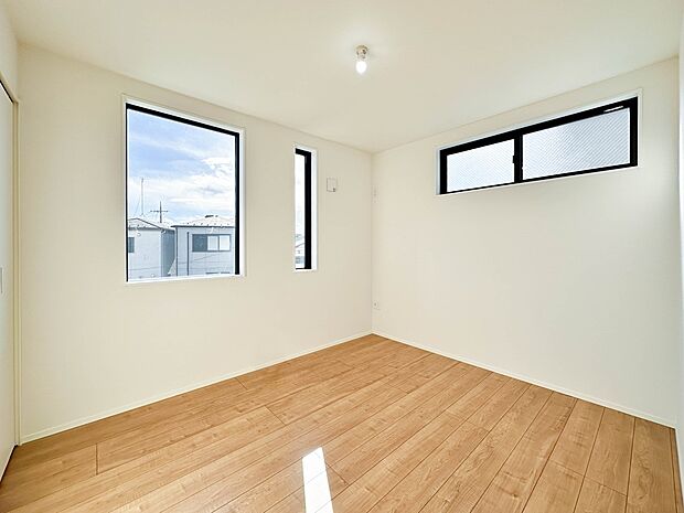 【寝室】シンプルな内装はおしゃれのポイントです。シンプルは華美より飽きがこないからです。色や模様でおしゃれ感をだす。それがシンプルイズビューティーです。