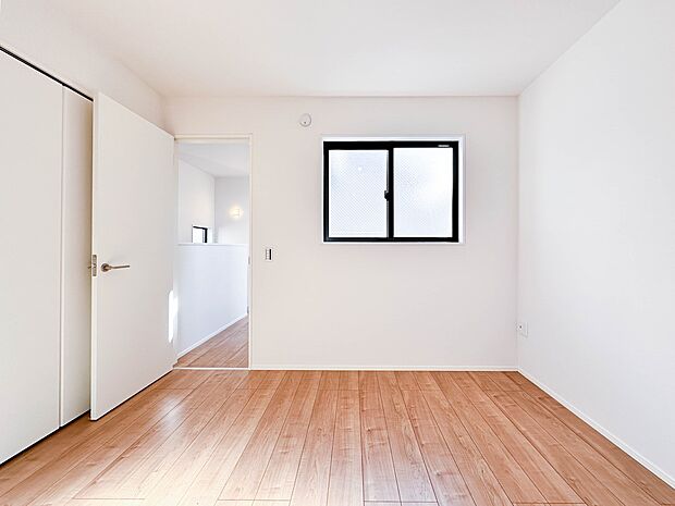 【子供部屋】お子様のお部屋にぴったりなクロークを備えたフローリング仕様の洋室です。