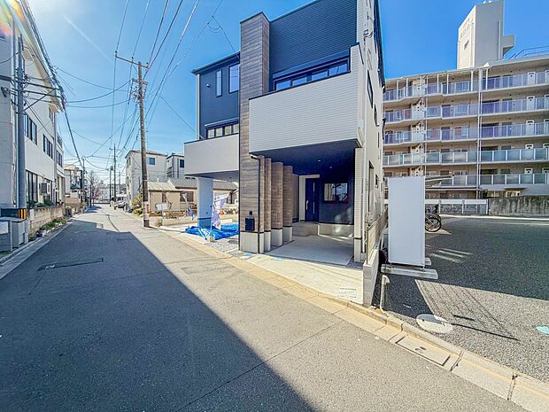 【Frontal road-前面道路-】静かな通りに面した本物件は、落ち着いて暮らすことができます。  閑静な住宅街で比較的車の通りも少ないのでお子様も安心です。