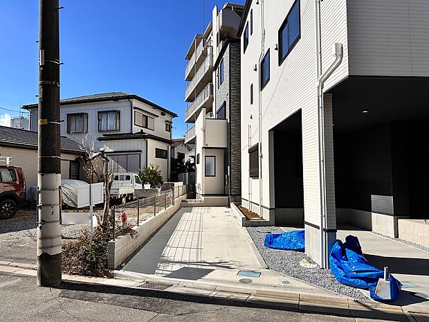 【駐車場】カースペース2台可／駐輪スペース。広々カースペースです。自転車、バイクなども置き場に困りません。