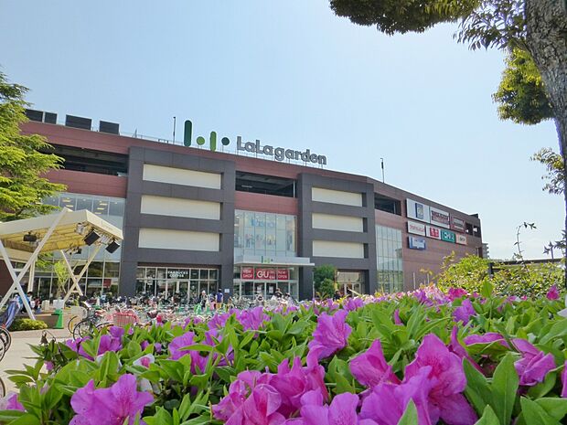 ショッピングセンター 950m ララガーデン川口(ララガーデン川口(1階と2階にわたり、新鮮野菜や食品などのスーパーや家電、書籍、衣料品、ドラッグ等を豊富に揃えてます。1250台収容可能の駐…